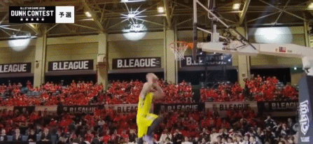 湖人“基石”萨克雷，去开挖掘机了...