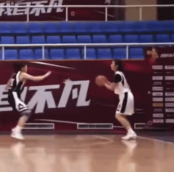 骨折+韧带撕裂!女篮惊现废人犯规 根源:业余 骨折+韧带撕裂!女篮惊现废人犯规 根源:业余