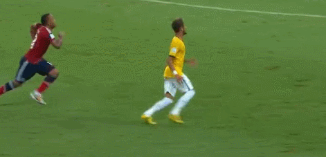 导致内马尔腰椎骨裂的犯规