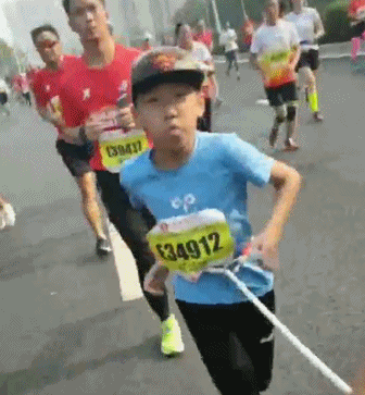 2019郑州马拉松:第一例替跑出炉 老爸带我替跑