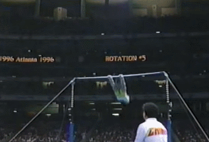 李小双在亚特兰大奥运会的单杠比赛中。