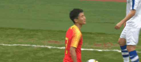 将对手铲伤后，韦世豪还不依不饶