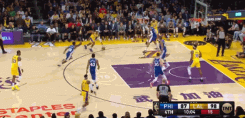 黑色90秒！詹姆斯被他拉下水！湖人还不会用他