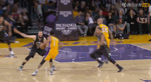 湖人“基石”萨克雷，去开挖掘机了...