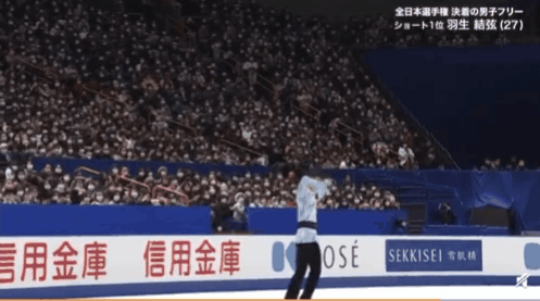 比赛结束，全场观众起立鼓掌