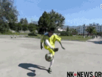 朝鲜小球员球技出众