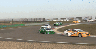 此时赛道发生事故，安全车带领了三个圈重新开始比赛