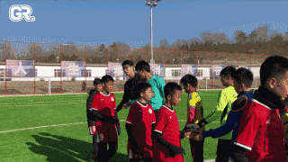 球员集体拒绝与裁判握手，甚至在人群中骂脏话竖中指