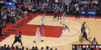 看J.R。没有挡人导致丢板丢分。