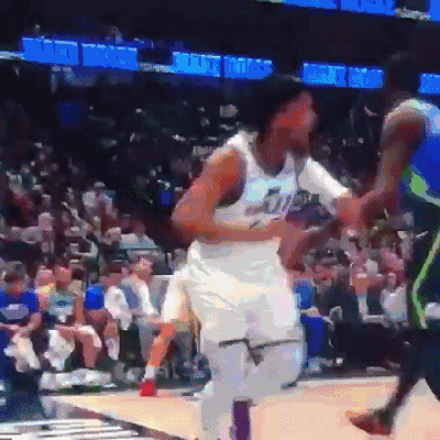 【影片】比胯下換手更騷的,是在對手胯下換手!Bojan戲耍波神,東契奇看懵了!-黑特籃球-NBA新聞影音圖片分享社區