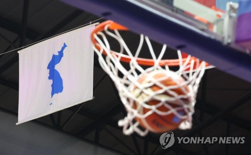 8月15日，2018雅加达亚运会女篮项目A组小组赛开赛前，韩朝联队选手在练习投篮。（韩联社）