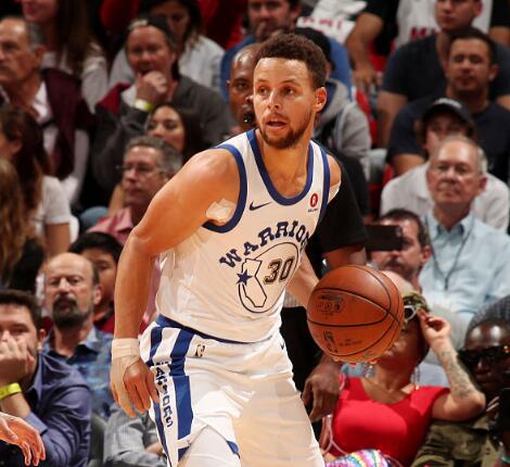 库里看上去状态不错