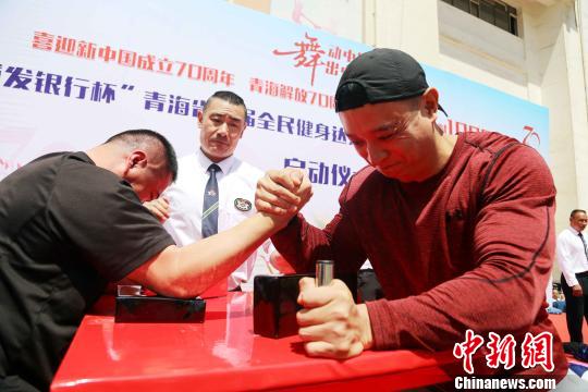 图为腕力大赛。　马铭言 摄