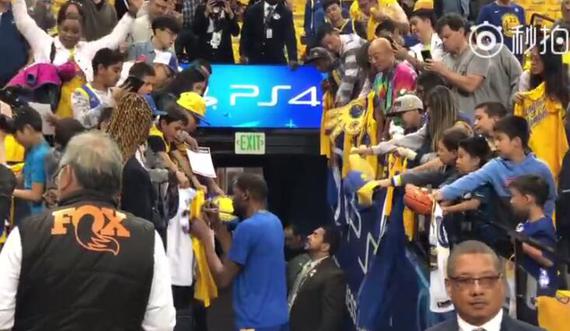 杜兰特赛前与球迷签名合影