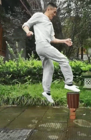 张成强“蜻蜓点水”。（视频资料截图 危险动作请勿模仿）