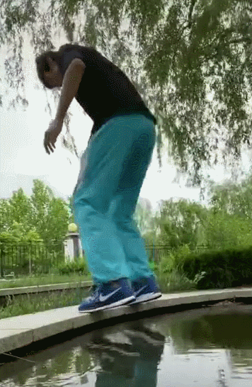 张国伟挑战“蜻蜓点水”。（视频资料截图 危险动作请勿模仿）