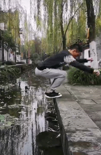 张成强“蜻蜓点水”。（视频资料截图 危险动作请勿模仿）