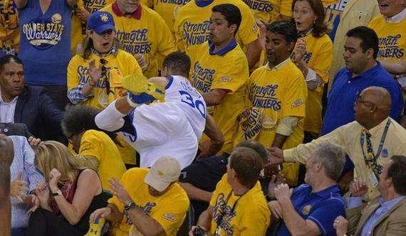 NBA巨星都会飞身救球