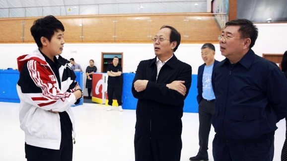 苟仲文局长向速滑国家集训队主教练王濛了解情况