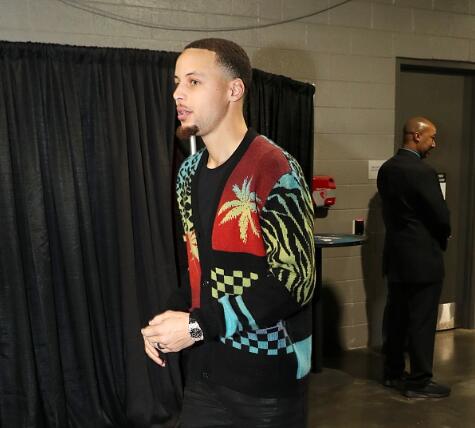 库里现场制作原味球衣机智boy巧妙化解尴尬