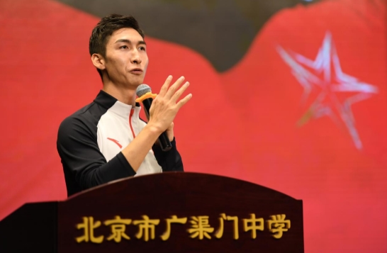 武大靖来到北京市广渠门中学
