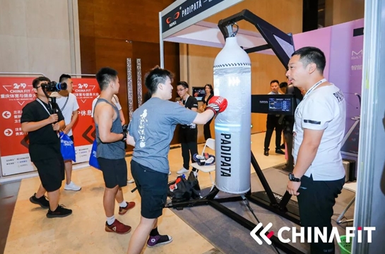 重庆市民现场体验健身器材