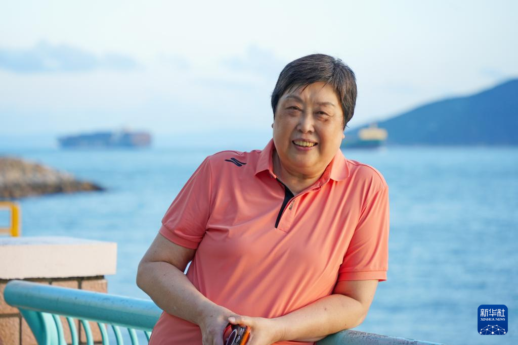  10月6日，陈亚琼在香港海边留影。新华社发