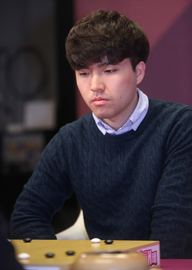 25岁以下棋手当中寻找最强者的2018皇冠海泰杯中，朴河旼四段夺得了冠军。