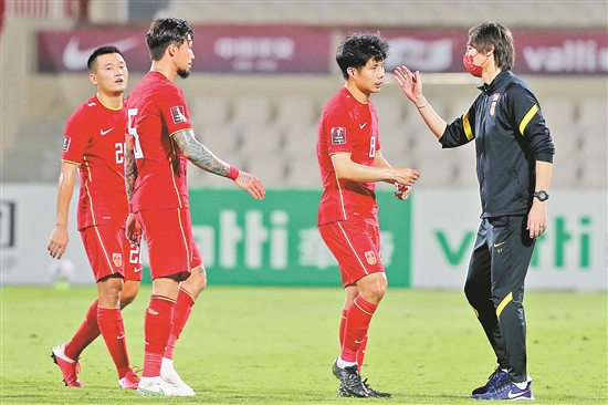 击败叙利亚队后，中国队主教练李铁（右一）与队员庆祝胜利 新华社发