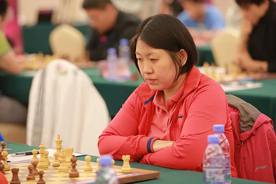 左手牵娃右手下棋王瑜复出享受妈妈棋手的幸福