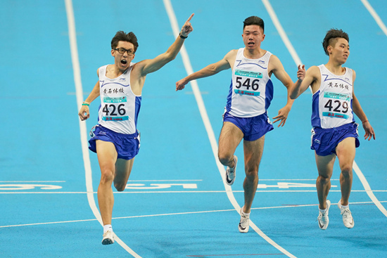 8月15日，二青会体校甲组男子100米决赛中，李泽洋（左一）获得冠军