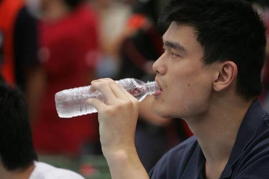 姚明喝水的样子