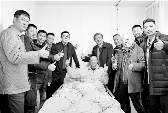 大家为郑亮比起大拇指。