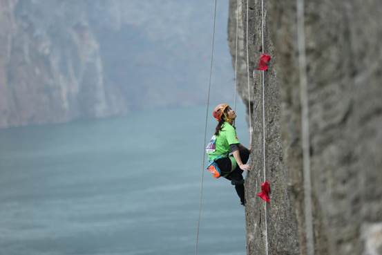 中国攀岩自然岩壁系列赛女子组年终总冠军黄伟君