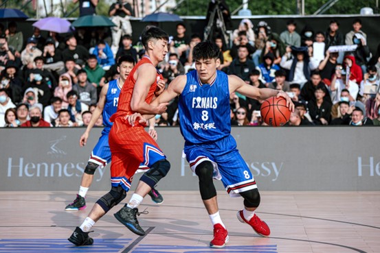 身披8号球衣的陈国豪在现场极具东说念主气