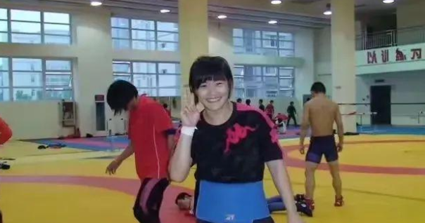 退役摔跤姑娘创业：干婚庆开饭馆 找到人生意义