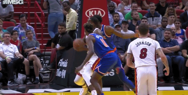 米切尔-罗宾逊送出大帽