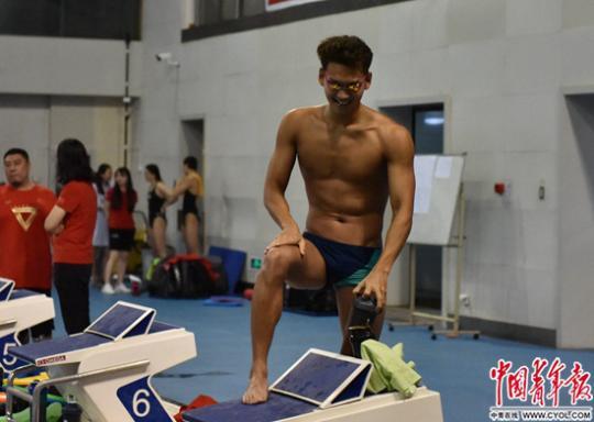 中国游泳队运动员徐嘉余在准备下水训练