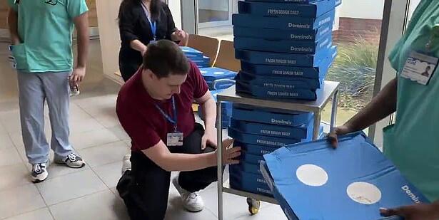 热刺球星捐款后又送出几百个披萨 只为对医院报