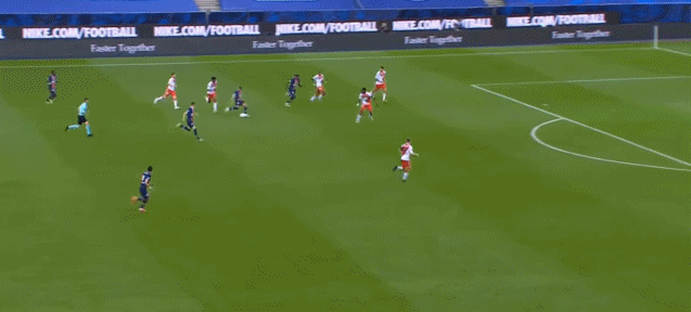 姆巴佩吊射击中横梁