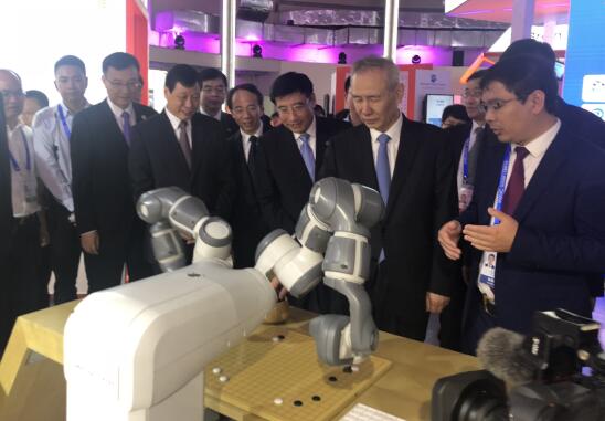 刘鹤副总理与星阵围棋对弈(前排右2国务院副总理刘鹤;前排右3工信部部长苗圩;前排右4上海市市长应勇;前排右1星阵围棋主创金涬)