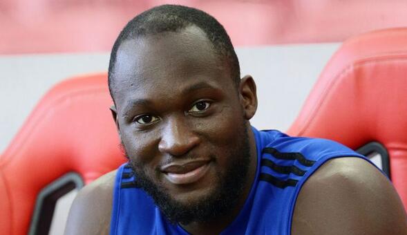 国米球迷热烈欢迎卢卡库≤米兰≥!凌晨接机≮经纪人≯ 高唱他的名字