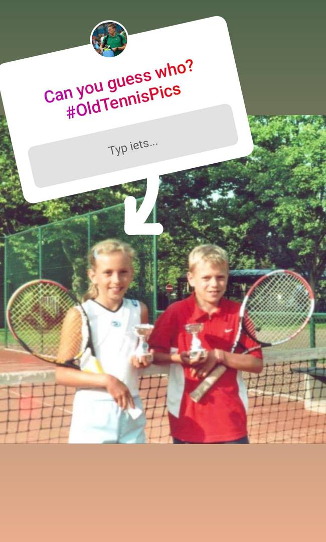 梅尔滕斯晒与男友童年合照 网友羡慕青梅竹马