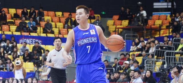 李荣培膝盖受伤