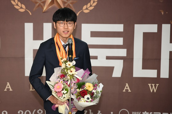 韩国围棋大赏：朴廷桓MVP 申真谞独揽三大奖项