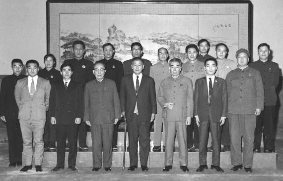 资料图：1971年1月29日，国务院总理周恩来，人大常委会副委员长、中日友协名誉会长郭沫若，会见日本乒乓球协会会长后藤钾二先生（前左四）及其随行人员。新华社记者齐铁砚摄