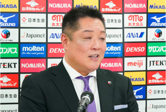 日本女排主帅真锅政义出席媒体见面会