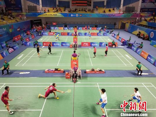 中国（陵水）国际羽毛球大师赛挥拍开打。　王晓斌摄