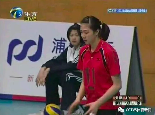 图为2013年时，李盈莹担任天津队场边的球童