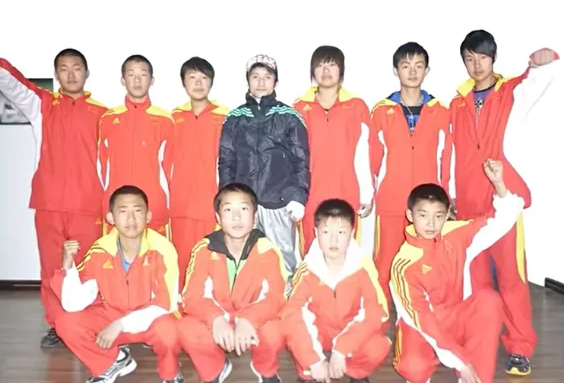 省拳击冠军退役十年后 在烤肉店做服务员养家